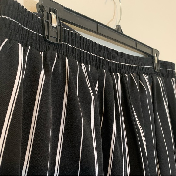 Jones Studio (size 2X)Black and White Stripped Wide Leg Dress Pants with pockets - Picture 5 of 8